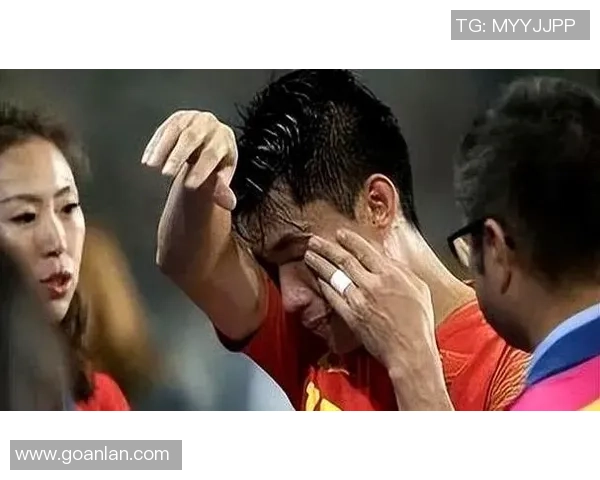 足球场上泪如雨下 球星背后的情感与心酸故事